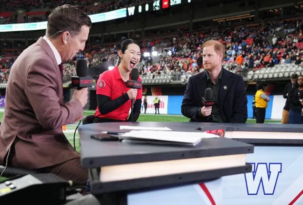 Bilder des Jahres 2024, Sport 11 November Sport Themen der Woche KW46 Sport Bilder des Tages November 17, 2024, Vancouver, Bc, Canada: Prince Harry, the Duke of Sussex, right, looks on as Team Canada Invictus Games athlete Wenshuang Nie laughs during a pre-game television interview prior to first half CFL football action at the 111th Grey Cup in Vancouver on Sunday, November 17, 2024. Canada News - November 17, 2024 - ZUMAc35_ 20241117_zaf_c35_049 Copyright: xDarrylxDyckx