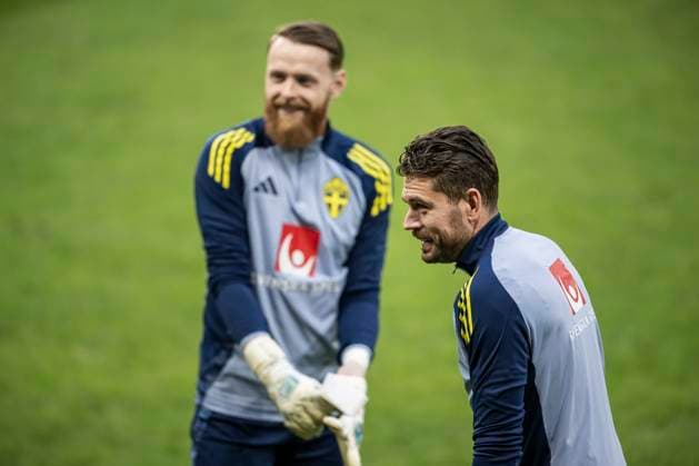 241118 Goalkeeper Viktor Johansson and goalkeeper Kristoffer Nordfeldt of the Swedish men s national football team at a training session on November 18, 2024 in Stockholm Photo Maxim ThorÃ BILDBYRAN kod MT MT0698 fotboll football soccer fotball nations league uefa nations league träning practice training sverige sweden sverige a bbeng  Copyright: MAXIMxTHORE BB241118MT032