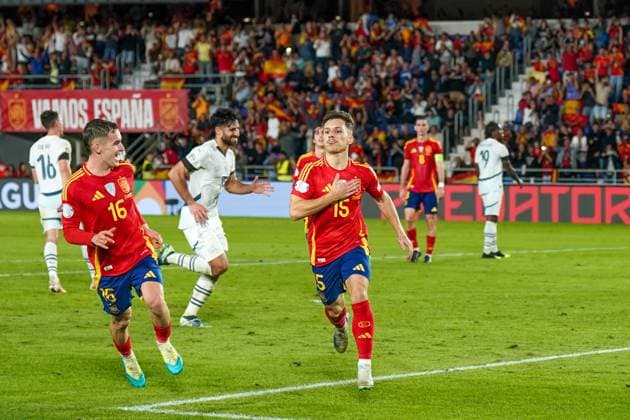 Football UEFA Nations League 2024 2025, matchday 6, Spain v Switzerland Heliodoro Rodriguez Lopez Santa Cruz de Tenerife Bryan Zaragoza Bryan Zaragoza Spain, 15 converts a penalty in the 90 3 minute of stoppage time to make the final score 3 2 Goal and celebration with Marc Casado Spain, 16 Copyright: xJOERANxSTEINSIEKx