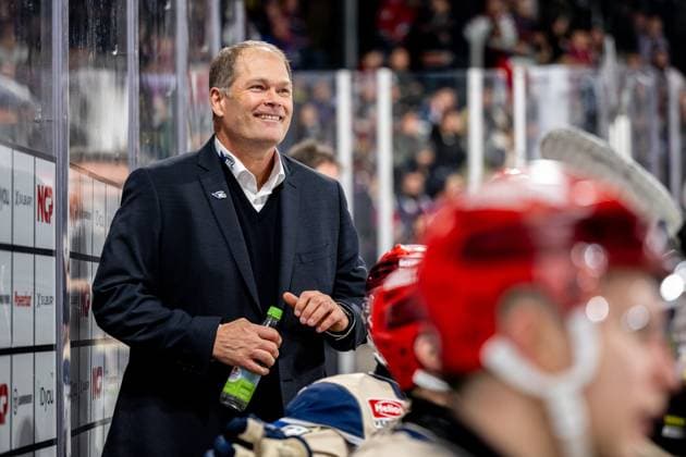 Steve Walker Trainer, Coach, Headcoach, Schwenninger Wild Wings, SWW smiles, Nuernberg Ice Tigers vs Schwenninger Wild Wings, Ice Hockey, Penny DEL, 18 Matchday, 22 11 2024, Nuernberg Ice Tigers vs Schwenninger Wild Wings, Ice Hockey, Penny DEL, 18 Matchday, 22 11 2024 Nuernberg Copyright: xEibner-Pressefoto ThomasxHahnx EP_THN