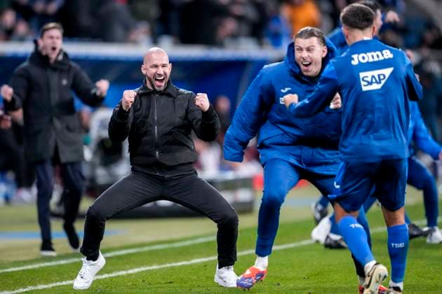 Christian Ilzer coach, head coach, Hoffenheim , cheers about the goal to 4 3, cheer, cheer, goal celebration, celebrate the goal, goal, celebration, cheers about the goal, rejoicing, joy, rejoices, optimistic, positive, game scene, highlight, cropped, full body, single image, single photo, action, action, 23 11 2024, Sinsheim Germany , Soccer, Bundesliga, TSG 1899 Hoffenheim RB Leipzig, DFB DFL REGULATIONS PROHIBIT ANY USE OF PHOTOGRAPHS AS IMAGE SEQUENCES AND OR QUASI VIDEO xozx