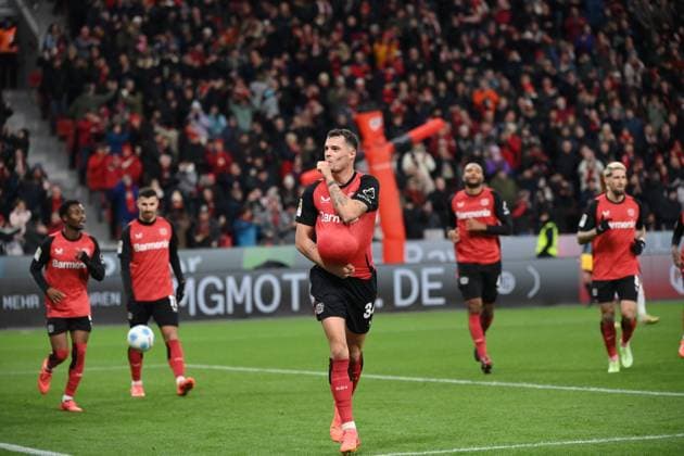 Baby Jubel Granit Xhaka Bayer 04 Leverkusen 23 11 2024, Fußball 1 Bundesliga, 11 Spieltag, Saison 2024 2025 Bayer 04 Leverkusen 1 FC Heidenheim 5 2 Foto Weis TEAM2 DFL regulations prohibit any use of photographs as image sequences and or quasi video Leverkusen BayArena Nordrhein Westfalen Germany Team2
