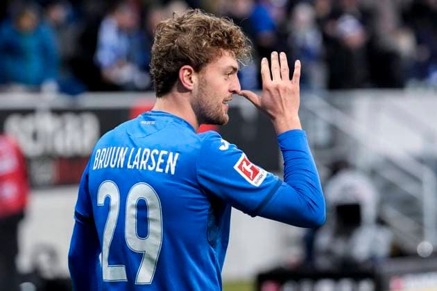 Goalscorer Jacob Bruun Larsen Hoffenheim, 29 shows Leipzig the long nose, cheers about the goal to 4 3, cheer, cheer, goal celebration, celebrate the goal, goal, celebration, cheers about the goal, rejoicing, joy, rejoices, optimistic, positive, game scene, highlight, single image, Action, Action, 23 11 2024, Sinsheim Germany , Soccer, Bundesliga, TSG 1899 Hoffenheim RB Leipzig, 23 11 2024, Sinsheim Germany , Soccer, Bundesliga, TSG 1899 Hoffenheim RB Leipzig, DFB DFL REGULATIONS PROHIBIT ANY USE OF PHOTOGRAPHS AS IMAGE SEQUENCES AND OR QUASI VIDEO xozx