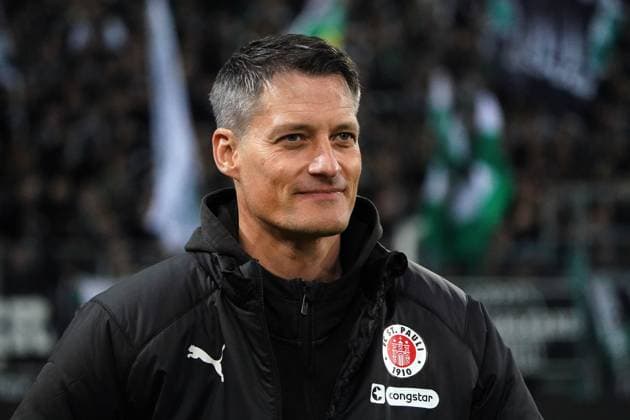 Soccer, 1 BL Season 2024 2025 Borussia Mönchengladbach vs FC St Pauli , 24 11 2024, Stadion im Borussia Park Mönchengladbach, Alexander Blessin, Coach FC St Pauli Action, Single Image