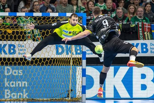 Berlin, 24 11 24, Handball Bundesliga, Fuechse Berlin TVB Stuttgart, 11 Matchday, Max Schmeling Halle Gianfranco Pribetic of TVB Stuttgart throws the ball at the goal Fuechse Berlin TVB Stuttgart