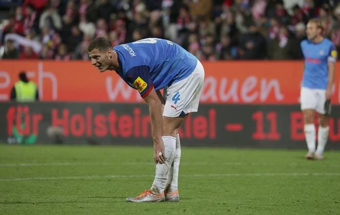 Patrick Erras Holstein Kiel enttaeuscht Football, Men, Season 2024 2025, 1 Liga,Holstein Stadion Kiel, Holstein Kiel vs 1 FSV Mainz 05, 0 3 DFL REGULATIONS PROHIBIT ANY USE OF PHOTOGRAPHS AS IMAGE SEQUENCES AND OR QUASI VIDEO