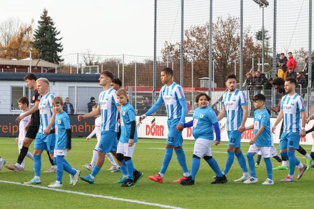 24 11 2024, xusrbx, Soccer Regionalliga Suedwest, Eintracht Frankfurt U21 Stuttgarter Kickers emspor, v l the players of Stuttgarter Kickers, before the match, DFL DFB REGULATIONS PROHIBIT ANY USE OF PHOTOGRAPHS as IMAGE SEQUENCES and or QUASI VIDEO Dreieich