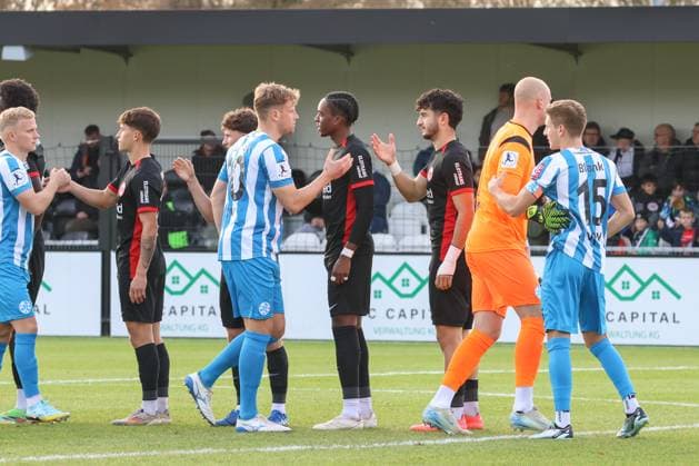 24 11 2024, xusrbx, Fussball Regionalliga Suedwest, Eintracht Frankfurt U21 Stuttgarter Kickers emspor, v l the players of both teams greet each other before the match, DFL DFB REGULATIONS PROHIBIT ANY USE OF PHOTOGRAPHS as IMAGE SEQUENCES and or QUASI VIDEO Dreieich