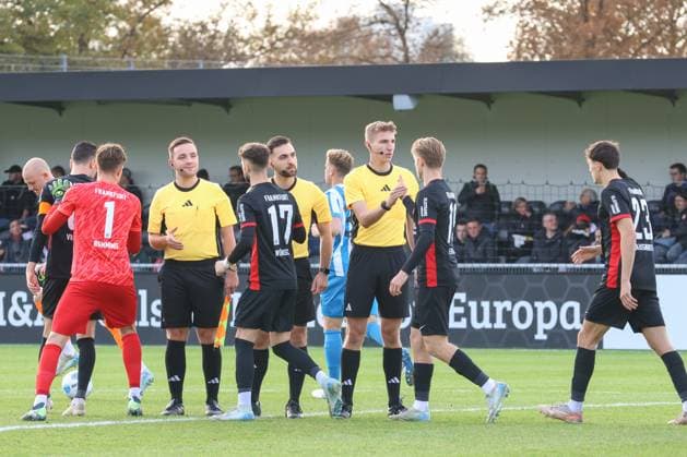 24 11 2024, xusrbx, Fussball Regionalliga Suedwest, Eintracht Frankfurt U21 Stuttgarter Kickers emspor, v l the players of both teams greet each other before the match, DFL DFB REGULATIONS PROHIBIT ANY USE OF PHOTOGRAPHS as IMAGE SEQUENCES and or QUASI VIDEO Dreieich