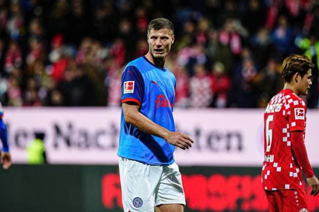 Patrick Erras Holstein Kiel, 04 GER, Holstein Kiel vs 1 FSV Mainz 05, Football, Bundesliga, Matchday 11, Season 2024 25, 24 11 2024 DFL REGULATES PROHIBIT ANY USE OF PHOTOGRAPHS AS IMAGE SEQUENCES AND OR QUASI VIDEO GER, Holstein Kiel vs 1 FSV Mainz 05, Football, Bundesliga, Matchday 11, Season 2024 25, 24 11 2024 Kiel Copyright: xEibner-Pressefoto MarcelxvonxFehrnx EP_MFN