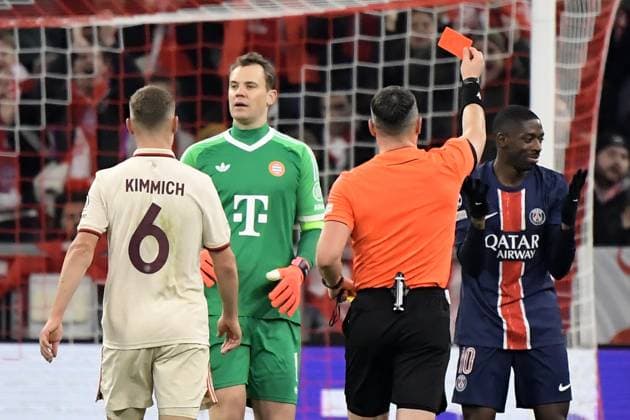 26 11 2024, xemx, Football UEFA Champions League, FC Bayern Muenchen Paris St Germain emspor, v l Referee Referee Istvan Kovacs Romania shows Ousame Dembele PSG Paris St Germain the yellow red card Joshua Kimmich FC Bayern Muenchen Manuel Neuer FC Bayern Muenchen DFL DFB REGULATIONS PROHIBIT ANY USE OF PHOTOGRAPHS as IMAGE SEQUENCES and or QUASI VIDEO Muenchen