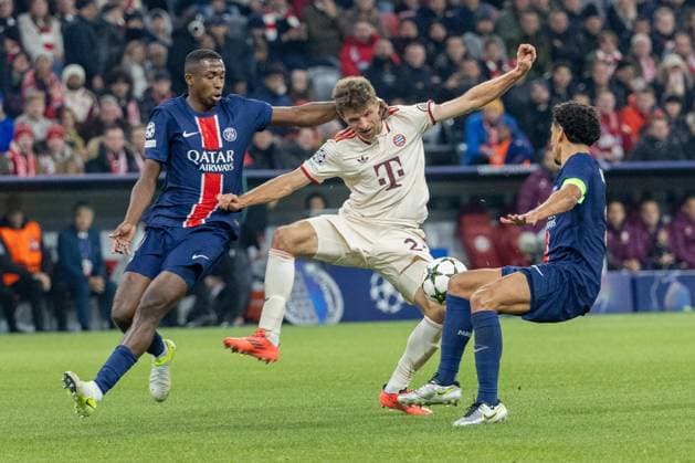 Willian Pacho FC Paris Saint Germain , Thomas Mueller FC Bayern Muenchen and Marquinhos FC Paris Saint Germain v l in duel, FC Bayern Muenchen vs Paris Saint Germain, Champions League, Soccer, Matchday 5, 26 11 2024 Muenchen Bayern Germany Copyright: xkolbert-press PeterxFastlx
