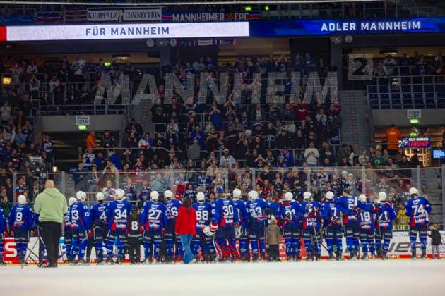 Adler Mannheim against Iserlohn Roosters The Adler Mannheim team celebrates after the victory on matchday 20 of the DEL Eishockey Bundesliga between Adler Mannheim and the Iserlohn Roosters at the SAP Arena Mannheim Photo by Kadir Caliskan