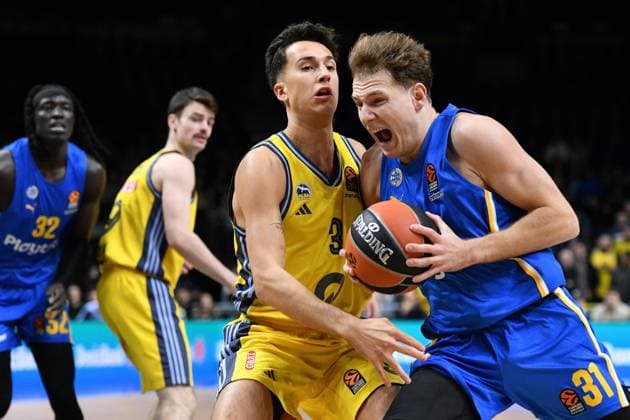 Rokas Jokubaitis Maccabi Playtika Tel Aviv, 31 and Matteo Spagnolo ALBA Berlin, 3 GER, ALBA Berlin vs Maccabi Playtika Tel Aviv, basketball, EuroLeague, 2024 2025 season, Matchday 12, 28 11 2024 GER, ALBA Berlin vs Maccabi Playtika Tel Aviv, basketball, EuroLeague, 2024 2025 season, Matchday 12, 28 11 2024 Berlin Copyright: xEibner-Pressefoto RyanxSleimanx EP_RSN