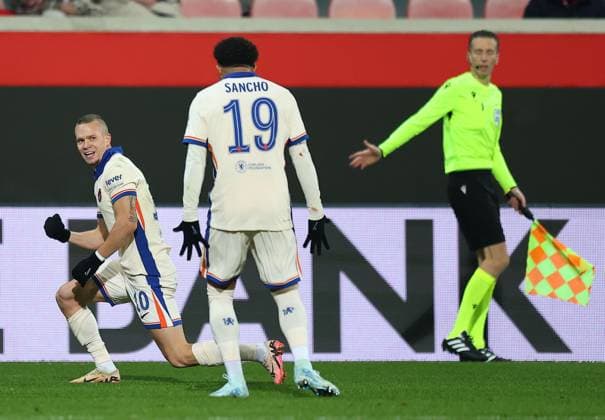 Mykhailo Mudryk of Chelsea celebrates scoring his sides second goal with team-mate Jadon Sancho Heidenheim v Chelsea, UEFA Conference League, Group Stage, Football, Voith-Arena, Heidenheim, Germany - 28 Nov 2024 EDITORIAL USE ONLY No use with unauthorised audio, video, data, fixture lists, club league logos or live services. Online in-match use limited to 120 images, no video emulation. No use in betting, games or single club league player publications. Copyright: xMichaelxZemanek Shutterstockx 14945047bz