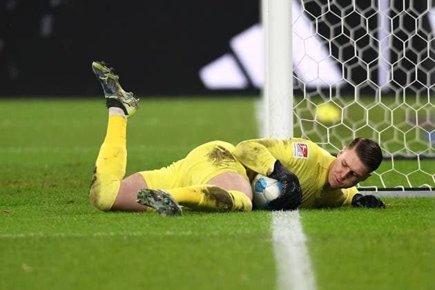 Goalkeeper Julian Krahl 1 FC Kaiserslautern in action, on the ball, single action during the 2 Bundesliga match between FC Schalke 04 and 1 FC Kaiserslautern at Veltins Arena on November 29, 2024 in Gelsenkirchen, Germany Photo by Ralf Treese DeFodi Images Goalkeeper Julian Krahl 1 FC Kaiserslautern controls the ball during the 2 Bundesliga match between FC Schalke 04 and 1 FC Kaiserslautern at Veltins Arena on November 29, 2024 in Gelsenkirchen, Germany Photo by Ralf Treese DeFodi Images DFB DFL REGULATIONS PROHIBIT ANY USE OF PHOTOGRAPHS AS IMAGE SEQUENCES AND OR QUASI VIDEO Defodi 521 S04FCK20241129 004 Defodi-521 DFB DFL REGULATIONS PROHIBIT ANY USE OF PHOTOGRAPHS AS IMAGE SEQUENCES AND OR QUASI-VIDEO.