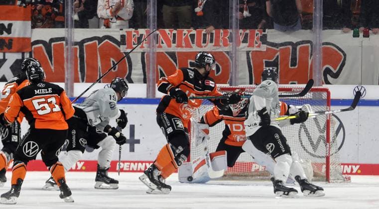 Dustin Strahlmeier Grizzlys Wolfsburg saves ice hockey, DEL, Penny DEL, Men, Men, Season 2024 20225, Grizzlys Wolfsburg vs Koelner Haie, 1 2