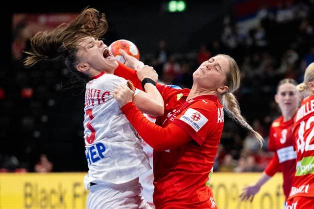 29 11 2024, Basel, St Jakobshalle, Women s EHF Euro 2024 Denmark Croatia, 23 Katarina Pavlovic Croatia, left in action against 5 Sarah Iversen Denmark, right Basel St Jakobshalle Basel Switzerland Copyright: xJustPictures.ch KjetilxWaberx jp-en-KjWa-SF_241129_91584