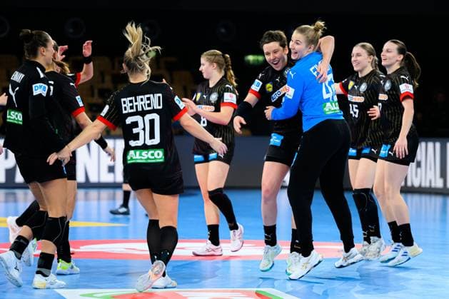 Innsbruck, Austria Handball European Championship Women Preliminary Round Group F Germany Ukraine Jenny Behrend Germany , Alina Grijseels Germany , Goalkeeper Katharina Filter Germany Final Cheers Final Cheers Emotion Joy Innsbruck Olympiahalle Oesterreich