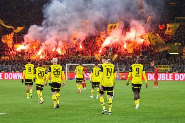 30 11 2024, 1 Bundesliga, Matchday 12, Borussia Dortmund FC Bayern Munich, BVB players celebrate the 1-0 goal by Jamie Jermaine Gittens Borussia Dortmund and fans set off pyrotechnics, Dortmund Signal Iduna Park NRW Germany xRHR PHOTO DEx Copyright: DennisxEwert RHR-FOTOx RHR-FOTO DE