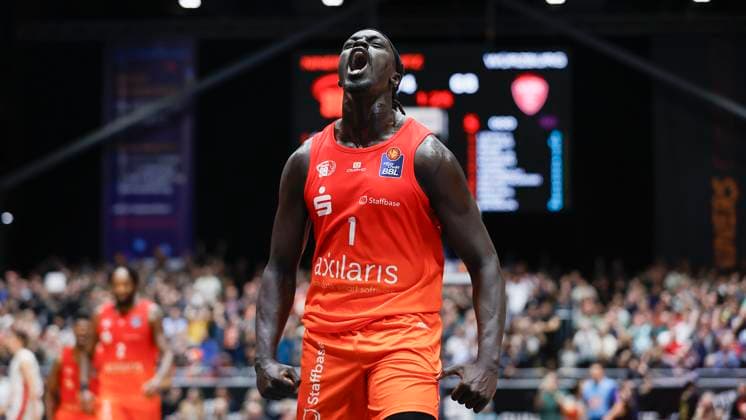 In the picture Aher Uguak NINERS Chemnitz, 1 , cheering after his important 3 point shot 30 11 2024, NINERS Chemnitz vs FIT One Wuerzburg Baskets, easyCredit BBL, Matchday 10, Germany, Chemnitz, Messe Chemnitz, Copyright: HMBxMedia xJulienxBecker
