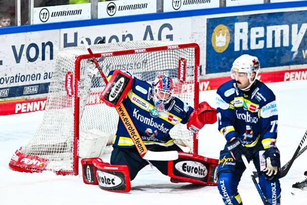 Andreas Andy Jenike Iserlohn Roosters, 92 holds the puck in front of Colton Jobke Iserlohn Roosters, 77 , GER, Iserlohn Roosters vs Grizzlys Wolfsburg, Ice Hockey, Penny DEL, 22 Matchday, Season 2024 2025, 01 12 2024, GER, Iserlohn Roosters vs Grizzlys Wolfsburg, Ice Hockey, Penny DEL, 22 Matchday, Season 2024 2025, 01 12 2024 Iserlohn Copyright: xJonasxBrockmann Eibner-Pressefotx EP_JBN