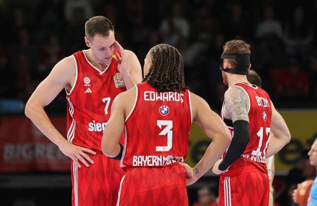 Johannes Voigtmann FC Bayern Basketball, 7 and Carsen Edwards FC Bayern Basketball, 3 in conversation GER, FC Bayern Basketball vs RASTA Vechta, Basketball, 1 Bundesliga, Season 2024 2025, 01 12 2024, GER, FC Bayern Basketball vs RASTA Vechta, Basketball, 1 Bundesliga, Season 2024 2025, 01 12 2024, Munich Copyright: xEibner-Pressefoto MarcelxEngelbrechtx EP_MET