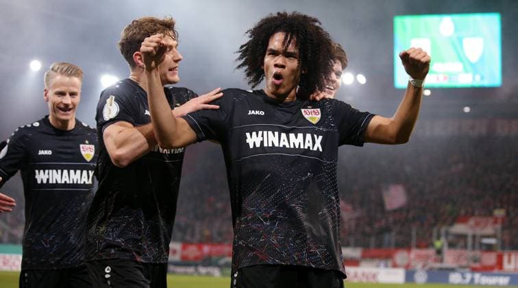 BAU 03 12 2024 Regensburg Football DfB Cup SSV Jahn Regensburg vs VfB Stuttgart, celebrating the goal for 0 2, f l Chris Führich, Yannick Keitel, scorer Anrie Chase, Ramon Hendriks VfB