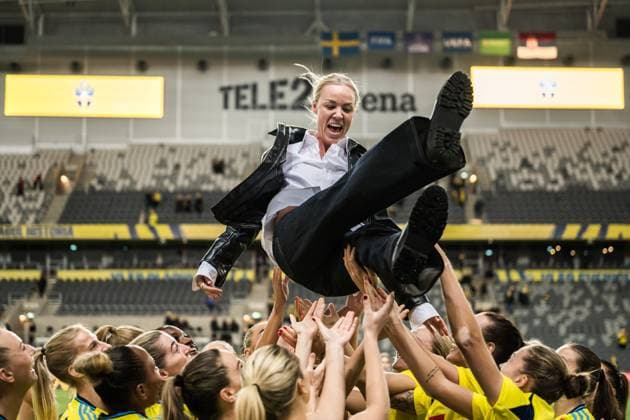 241203 Players of Sweden and Caroline Seger during a ceremony to honor her career after the UEFA Women s Euro Qualifier play off football match between Sweden and Serbia on December 3, 2024 in Stockholm Photo Joel Marklund BILDBYRAN kod JM JM0616 bbeng fotboll football soccer fotball em kval kval uefa womens euro qualifier play off sverige sweden serbien serbia dam  Copyright: JOELxMARKLUND BB241203JM097