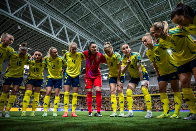 241203 Kosovare Asllani of Sweden speaks to her teammates ahead of the UEFA Women s Euro Qualifier play off football match between Sweden and Serbia on December 3, 2024 in Stockholm Photo Maxim ThorÃ BILDBYRAN kod MT JM0616 bbeng fotboll football soccer fotball em kval kval uefa womens euro qualifier play off sverige sweden serbien serbia dam  Copyright: MAXIMxTHORE BB241203MT145