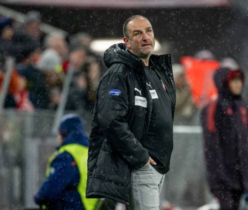 Frank Schmidt 1 FC Heidenheim 1846, Head Coach is served GER, FC Bayern Muenchen vs 1 FC Heidenheim 1846, Football, Bundesliga, Matchday 13, Season 2024 2025, 07 12 2024 DFL DFB REGULATIONS PROHIBIT ANY USE OF PHOTOGRAPHS as IMAGE SEQUENCES and or QUASI VIDEO GER, FC Bayern Muenchen vs 1 FC Heidenheim 1846, Football, Bundesliga, Matchday 13, Season 2024 2025, 07 12 2024 Muenchen Copyright: xEibner-Pressefoto HeikexFeinerx EP_HFR