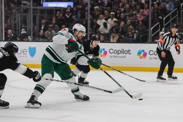 December 7, 2024, Los Angeles, California, USA: MARCUS FOLIGNO of the NHL, Eishockey Herren, USA s Minnesota Wild shoots the puck during a game against the Los Angeles Kings at Crypto.com Arena in Los Angeles, California on December 7, 2024 Los Angeles USA - ZUMAc239 20241207_zsp_c239_010 Copyright: xAlexxCavex