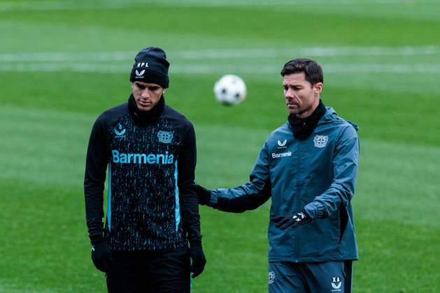 UEFA Champions League final training Bayer 04 Leverkusen 09 12 2024 Piero Hincapie Bayer 04 Leverkusen, 3 with Xabi Alonso Head Coach Bayer 04 Leverkusen UEFA Champions League final training Bayer 04 Leverkusen before the match against Inter Milan, Leverkusen, BayArena on 09 12 2024 Copyright: xBEAUTIFULxSPORTS Wunderlx