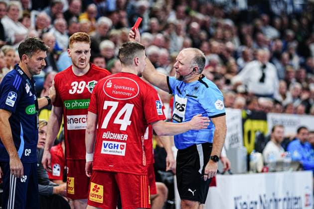 Red card sending off Vincent Buechner TSV Hannover Burgdorf, 74 GER, THW Kiel vs TSV Hannover Burgdorf, Handball, Bundesliga, Matchday, 14, Season 2024 2025, 11 12 2024 GER, THW Kiel vs TSV Hannover Burgdorf, Handball, Bundesliga, Matchday, 14, Season 2024 2025, 11 12 2024 Kiel Copyright: xEibner-Pressefoto MarcelxvonxFehrnx EP_MFN