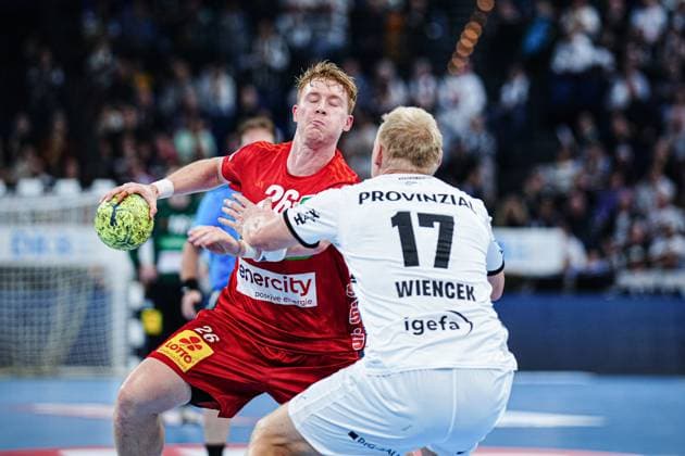 Jonathan Edvardsson TSV Hannover Burgdorf, 26 , Patrick Wiencek THW Kiel, 17 GER, THW Kiel vs TSV Hannover Burgdorf, Handball, Bundesliga, Matchday, 14, Season 2024 2025, 11 12 2024 GER, THW Kiel vs TSV Hannover Burgdorf, Handball, Bundesliga, Matchday, 14, Season 2024 2025, 11 12 2024 Kiel Copyright: xEibner-Pressefoto MarcelxvonxFehrnx EP_MFN