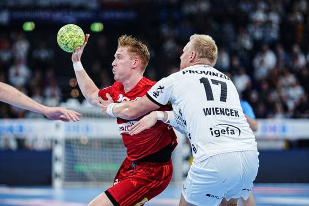 Jonathan Edvardsson TSV Hannover Burgdorf, 26 , Patrick Wiencek THW Kiel, 17 GER, THW Kiel vs TSV Hannover Burgdorf, Handball, Bundesliga, Matchday, 14, Season 2024 2025, 11 12 2024 GER, THW Kiel vs TSV Hannover Burgdorf, Handball, Bundesliga, Matchday, 14, Season 2024 2025, 11 12 2024 Kiel Copyright: xEibner-Pressefoto MarcelxvonxFehrnx EP_MFN