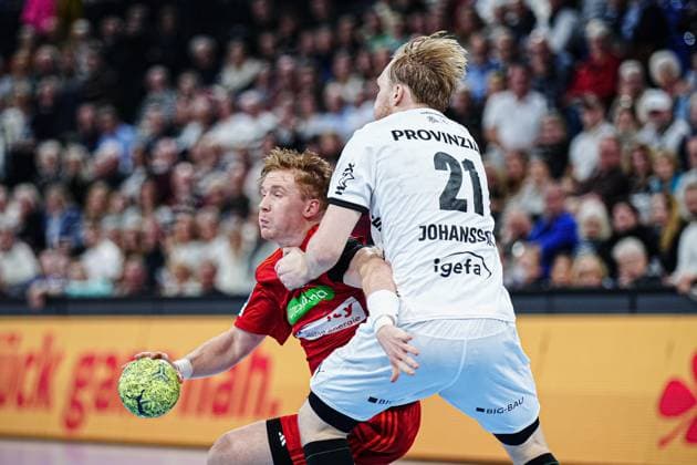 Jonathan Edvardsson TSV Hannover Burgdorf, 26 , Eric Johansson THW Kiel, 21 GER, THW Kiel vs TSV Hannover Burgdorf, Handball, Bundesliga, Matchday, 14, Season 2024 2025, 11 12 2024 GER, THW Kiel vs TSV Hannover Burgdorf, Handball, Bundesliga, Matchday, 14, Season 2024 2025, 11 12 2024 Kiel Copyright: xEibner-Pressefoto MarcelxvonxFehrnx EP_MFN