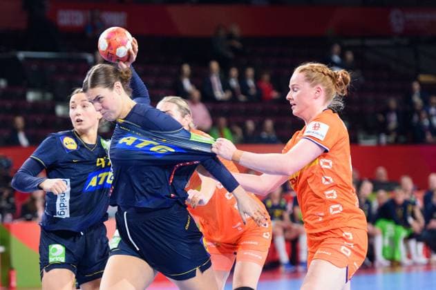 Bilder des Jahres 2024, Sport 12 Dezember Sport Themen der Woche KW50 Sport Bilder des Tages Carin Strömberg Stroemberg (6 Sweden) and Dione Housheer (48 Netherlands) during the 2024 European Handball Championship fifth place match between Sweden and Netherlands at Wiener Stadthalle, Vienna, Austria. (Sven Beyrich SPP) Copyright: xSvenxBeyrich SPPx spp-en-SvBe-20241213-D4S_4002