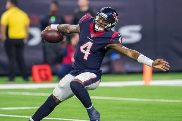 NFL, American Football Herren, USA 2018: Titans vs Texans NOV 26 November 26, 2018: Houston Texans quarterback Deshaun Watson (4) slips down in the backfield during the 3rd quarter of an NFL football game between the Tennessee Titans and the Houston Texans at NRG Stadium in Houston, TX. The Texans won the game 34 to 17...Trask Smith CSM Houston TX U.S. EDITORIAL USE ONLY Copyright: xx ZUMA-20181126_zaf_c04_332.jpg TraskxSmithx csmphototwo467649