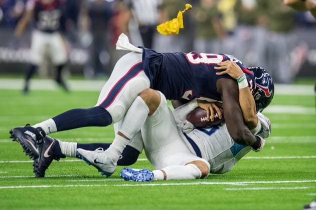 NFL, American Football Herren, USA 2018: Titans vs Texans NOV 26 November 26, 2018: Houston Texans outside linebacker Whitney Mercilus (59) sacks Tennessee Titans quarterback Marcus Mariota (8) during the 4th quarter of an NFL football game between the Tennessee Titans and the Houston Texans at NRG Stadium in Houston, TX. The Texans won the game 34 to 17...Trask Smith CSM Houston TX U.S. EDITORIAL USE ONLY Copyright: xx ZUMA-20181126_zaf_c04_322.jpg TraskxSmithx csmphototwo467657