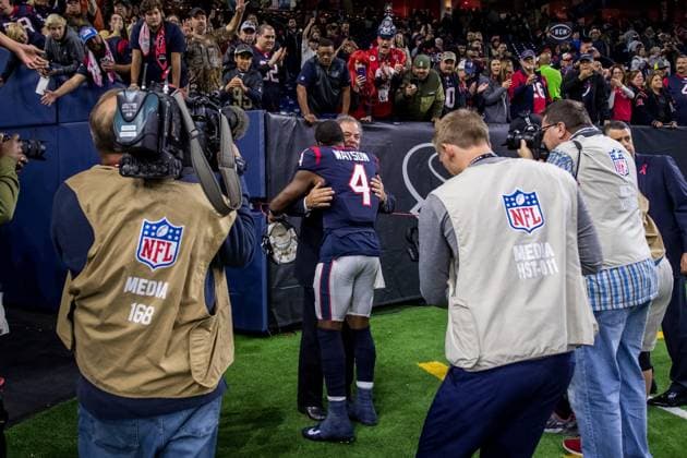 NFL, American Football Herren, USA 2018: Titans vs Texans NOV 26 November 26, 2018: Houston Texans quarterback Deshaun Watson (4) hugs chief operating officer Cal McNair after an NFL football game between the Tennessee Titans and the Houston Texans at NRG Stadium in Houston, TX. The Texans won the game 34 to 17...Trask Smith CSM Houston TX U.S. EDITORIAL USE ONLY Copyright: xx ZUMA-20181126_zaf_c04_329.jpg TraskxSmithx csmphototwo467658