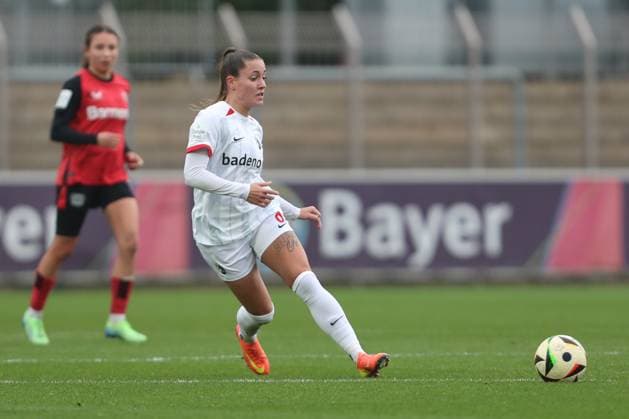 Selina Vobian SC Freiburg in action, on the ball, single action during the Google Pixel Womens Bundesliga match between Bayer Leverkusen and SC Freiburg at Ulrich Haberland Stadion on December 14, 2024 in Leverkusen, Germany Photo by Oliver Kaelke DeFodi Images Selina Vobian SC Freiburg controls the ball during the Google Pixel Womens Bundesliga match between Bayer Leverkusen and SC Freiburg at Ulrich Haberland Stadion on December 14, 2024 in Leverkusen, Germany Photo by Oliver Kaelke DeFodi Images DFB DFL REGULATIONS PROHIBIT ANY USE OF PHOTOGRAPHS AS IMAGE SEQUENCES AND OR QUASI VIDEO Photo by Oliver Kaelke DeFodi Images Defodi 003 678 2024 12 14 OK LEVSCF 0428 Defodi-003 DFB DFL REGULATIONS PROHIBIT ANY USE OF PHOTOGRAPHS AS IMAGE SEQUENCES AND OR QUASI-VIDEO.