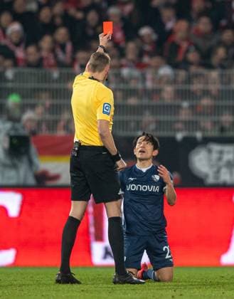 Football, Men, Season 2024 2025, 1 Bundesliga 14 Matchday , 1 FC Union Berlin VfL Bochum, v l Referee Martin Petersen shows Koji Miyoshi Bochum the red card, 14 12 2024, Copyright: xSebastianxRäppold MatthiasxKochx