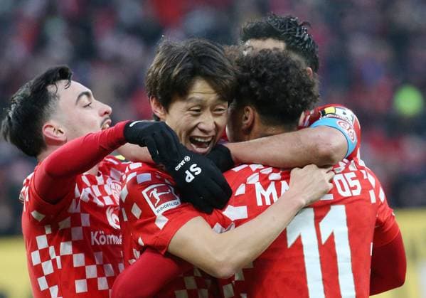 1 0 for Mainz 05 by Jae sung Lee 7, Mainz 05 vs Daniel Peretz 18, Goalkeeper, Bayern Munich 14 12 2024, Football, 1 Bundesliga, 1 FSV Mainz 05 FC Bayern Munich, Matchday 14, Season 2024 25, MEWA Arena, Mainz, Germany, zmdz, DFB DFL regulations prohibit any use of photographs as image sequences and or quasi video 1 FSV Mainz 05 FC Bayern Munich