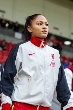 Football - FA Women™s Super League - Liverpool FC Women v Arsenal FC Women ST HELENS, ENGLAND - Sunday, December 15, 2024: Liverpool s captain Taylor Hinds leads her side outbefore the FA Women™s Super League match between Liverpool FC Women and Arsenal FC Women at the St Helens Stadium. (Photo by David Rawcliffe Propaganda) ST HELENS St Helens Stadium MERSEYSIDE ENGLAND Copyright: xPropagandaxPhotoxAgencyx P2024-12-15-Liverpool_W_Arsenal_W-4