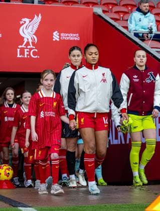 Football - FA Women™s Super League - Liverpool FC Women v Arsenal FC Women ST HELENS, ENGLAND - Sunday, December 15, 2024: Liverpool s captain Taylor Hinds leads her side outbefore the FA Women™s Super League match between Liverpool FC Women and Arsenal FC Women at the St Helens Stadium. (Photo by David Rawcliffe Propaganda) ST HELENS St Helens Stadium MERSEYSIDE ENGLAND Copyright: xPropagandaxPhotoxAgencyx P2024-12-15-Liverpool_W_Arsenal_W-5