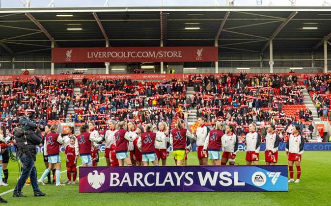 Football - FA Women™s Super League - Liverpool FC Women v Arsenal FC Women ST HELENS, ENGLAND - Sunday, December 15, 2024: The players shanke hands before the FA Women™s Super League match between Liverpool FC Women and Arsenal FC Women at the St Helens Stadium. (Photo by David Rawcliffe Propaganda) ST HELENS St Helens Stadium MERSEYSIDE ENGLAND Copyright: xPropagandaxPhotoxAgencyx P2024-12-15-Liverpool_W_Arsenal_W-7