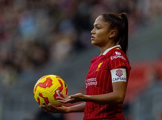 Football - FA Women™s Super League - Liverpool FC Women v Arsenal FC Women ST HELENS, ENGLAND - Sunday, December 15, 2024: Liverpool s Taylor Hinds takes a throw-in during the FA Women™s Super League match between Liverpool FC Women and Arsenal FC Women at the St Helens Stadium. (Photo by David Rawcliffe Propaganda) ST HELENS St Helens Stadium MERSEYSIDE ENGLAND Copyright: xPropagandaxPhotoxAgencyx P2024-12-15-Liverpool_W_Arsenal_W-15