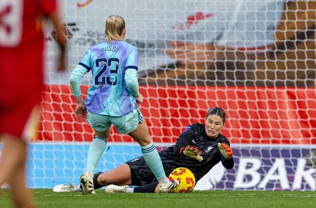 Football - FA Women™s Super League - Liverpool FC Women v Arsenal FC Women ST HELENS, ENGLAND - Sunday, December 15, 2024: Liverpool s goalkeeper Teagan Micah makes a save from Arsenal s Alessia Russo during the FA Women™s Super League match between Liverpool FC Women and Arsenal FC Women at the St Helens Stadium. (Photo by David Rawcliffe Propaganda) ST HELENS St Helens Stadium MERSEYSIDE ENGLAND Copyright: xPropagandaxPhotoxAgencyx P2024-12-15-Liverpool_W_Arsenal_W-25