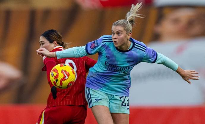 Football - FA Women™s Super League - Liverpool FC Women v Arsenal FC Women ST HELENS, ENGLAND - Sunday, December 15, 2024: Arsenal s Alessia Russo (R) is challenged by Liverpool s FÅ«ka Nagano during the FA Women™s Super League match between Liverpool FC Women and Arsenal FC Women at the St Helens Stadium. (Photo by David Rawcliffe Propaganda) ST HELENS St Helens Stadium MERSEYSIDE ENGLAND Copyright: xPropagandaxPhotoxAgencyx P2024-12-15-Liverpool_W_Arsenal_W-27